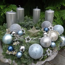 Adventskranz Adventsgesteck Kranz Kugeln silber eisblau Stern Kerzen silber