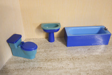 Badezimmer Badewanne Toilette Waschbecken Puppenhaus Puppenstube Vero DDR blau