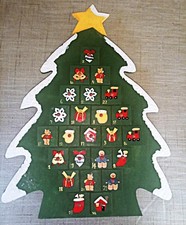 Schöner, großer Holz-Adventskalender (Tannenbaumform) mit Schubladen z. Befüllen