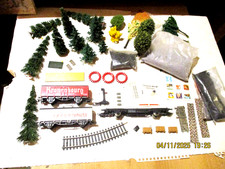 Modellbahn Spur H0. Bastelkiste aus Anlagenrückbau. Güterwagen, Bäume, Streumehl