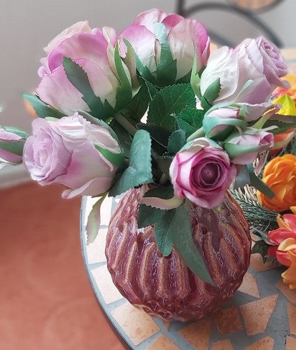 Vase mit künstlichen - , rosen