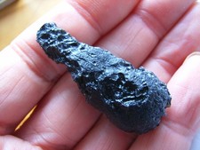 Schwarzer TEKTIT Tropfenform