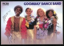 Ansichtskarte Musiker der Goombay Dance Band mit Blumenkränzen, Autogramme 
