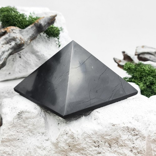 Schungit pyramide poliert - pyramide, cm
