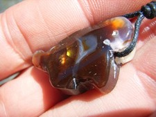 Echter schöner FEUERACHAT Cabochon, poliert, gebohrt, am Band