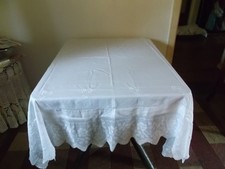 feine Antike ca.170x165 cm Tischdecke mit 24 cm Häkelspitz und gestickten Blumen
