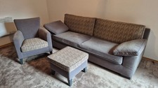 Graues Sofa mit Sessel und Hocker
