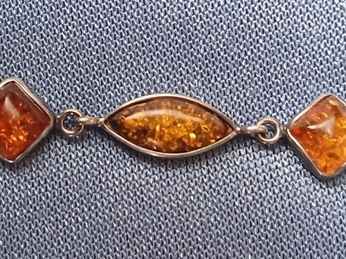 Ein silberarmband mit - ein,