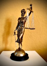 Justitia Göttin Figur