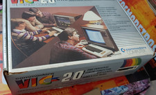 Commodore VIC VC 20 BROTKASTEN (+ NTs, Manuals, TV Cable) in US Box 8-bit