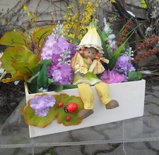 Holzkiste  Figur Mädchen gelb