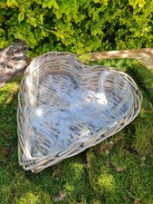 Herzförmiger Korb aus Rattan