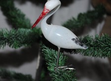 alter Christbaumschmuck aus Glas,  großer Milchglasstorch auf Zwicker