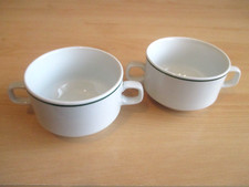 DDR, 2 originale zweihenkelige Vorsuppentassen (Soljanka), grüner Rand (MITROPA)