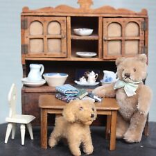 Antiker Miniatur Steiff Teddybär mit antiker Anrichte Puppenstube