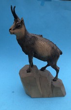 Größere geschnitzte