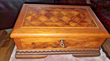 Schatulle altes Schmuckkästchen aus Holz mit Scharniere und Intarsien