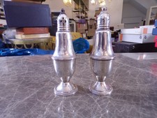 Elegantes Paar Salzstreuer und