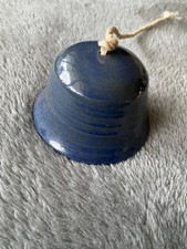 Blaue glocke aus keramik - glocke,
