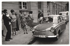 Fotografie Auto DKW F12, Familie hat sich neben PKW versammelt 