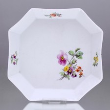 KPM Berlin um 1800: Einsetzschale zu einer Teekanne, Schälchen, eckig, Blumen