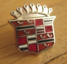 CADILLAC  Pin / Pins: LOGO als Pin - 2,0 x 1,7 cm groß - emailliert -  Kult !
