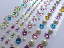 177 Selbstklebende Glitzer- Strasssteine Halbperlen Blumen Bordüre Weiß/Bunt