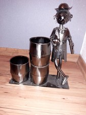 Metallfigur mit fässern - metallfigur,