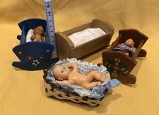 3 Wiegen Holz und Korb Baby  für Puppenstube Puppenhaus 1:12