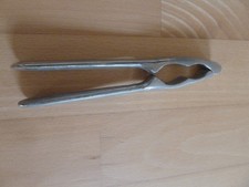 Ein Nußknacker aus Stahl in Silberfarben Länge 15,5 cm