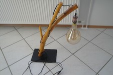 Stehlampe oder Tischlampe aus Holz mit LED Leuchtmittel auf Schieferplatte