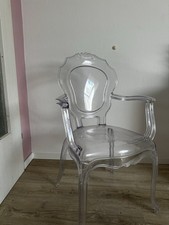 Transparenter Stuhl im Bridgerton Stil