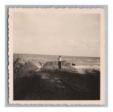 Mann beobachtet mit Fernrohr