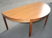 Nussbaumtisch Tisch halbrund