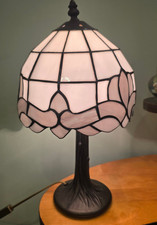 Tischlampe/ Nachttischlampe im Tiffany Stil -  Glasschirm mit Metallfuß