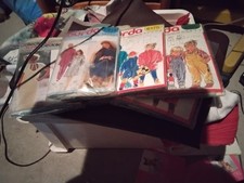 Nähotensilien Abzugeben NADELN SPULEN Garn  STOFFE Schnittmuster  A