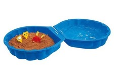 Sandkasten und Wassermuschel
