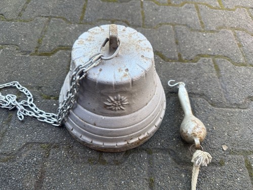 Alte glocke aus metal guss - alte, metal/