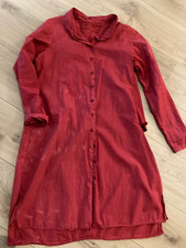 Rote Longbluse m. Shirt auf dem Rücken, RUNDHOLZ-DIP, 38/40