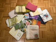 Konvolut Tischdecken, 16 St., verschiedene Formen Farben Größen, teilw. Vintage