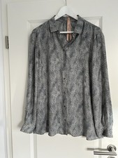 Neuwertige Seidenbluse von Marc Cain in Größe N5/40.
