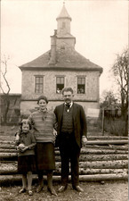 FOTO AK GRUSS AUS STEINSBERG RHEIN LAHN KR FAMILIE VOR EINEM SCHULGEBÄUDE UM1920