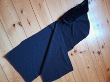 Edles schwarzes Kapuzenschal