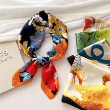 Quadratischer Seidenschal Mit