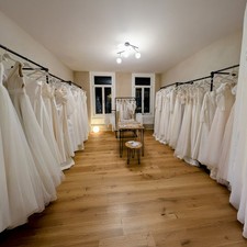 schwarzer Brautkleiderständer