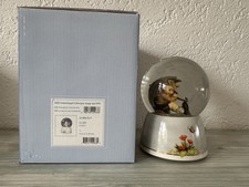 Schneekugel von M.J.Hummel „Geborgen Junge“ mit Spieluhr #22933