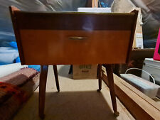 Süßer Nähkasten Nähwagen auf Rollen mit kleinen Fächern Vintage