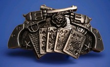 Gürtelschnalle: "Gekreuzte Revolver, Pokerkarten und Rose." 10,5 x 6cm. Neu!