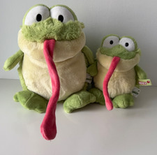 Nici 2 Frosch ca. 25 und 17 cm sitzend Stofftier Kuscheltier mit biegsamer Zunge