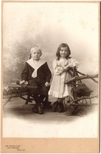 Kabinettfoto Junge und Mädchen, Spielzeug, Puppenwagen, Celle um 1900